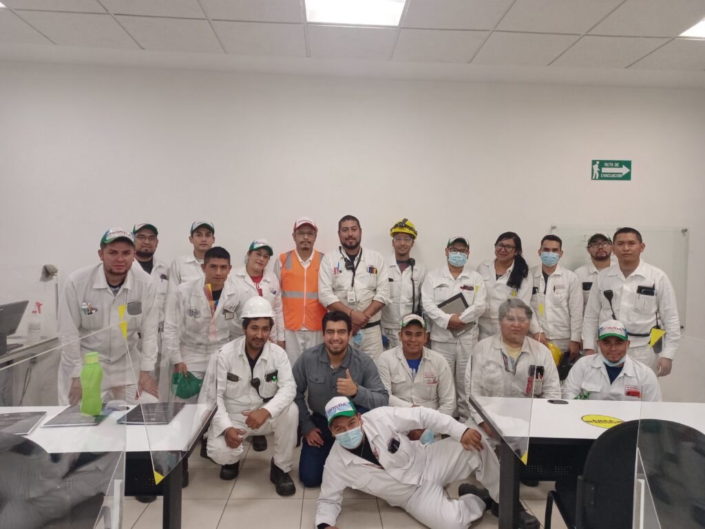 Colaboradores de Honda finalizando su programa de capacitación en liderazgo