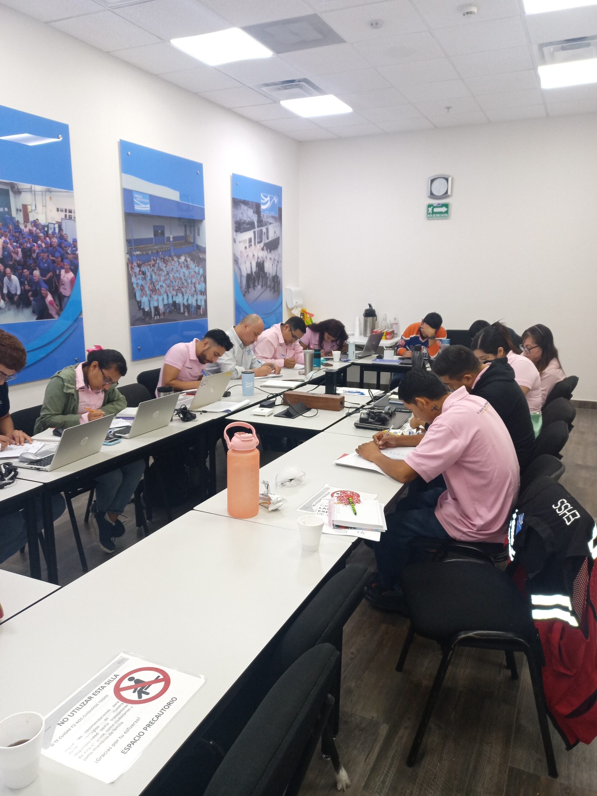 Colaboradores tomando capacitación