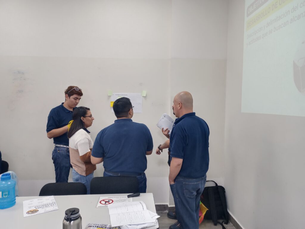 Colaboradores de una empresa participando en una dinámica de capacitación