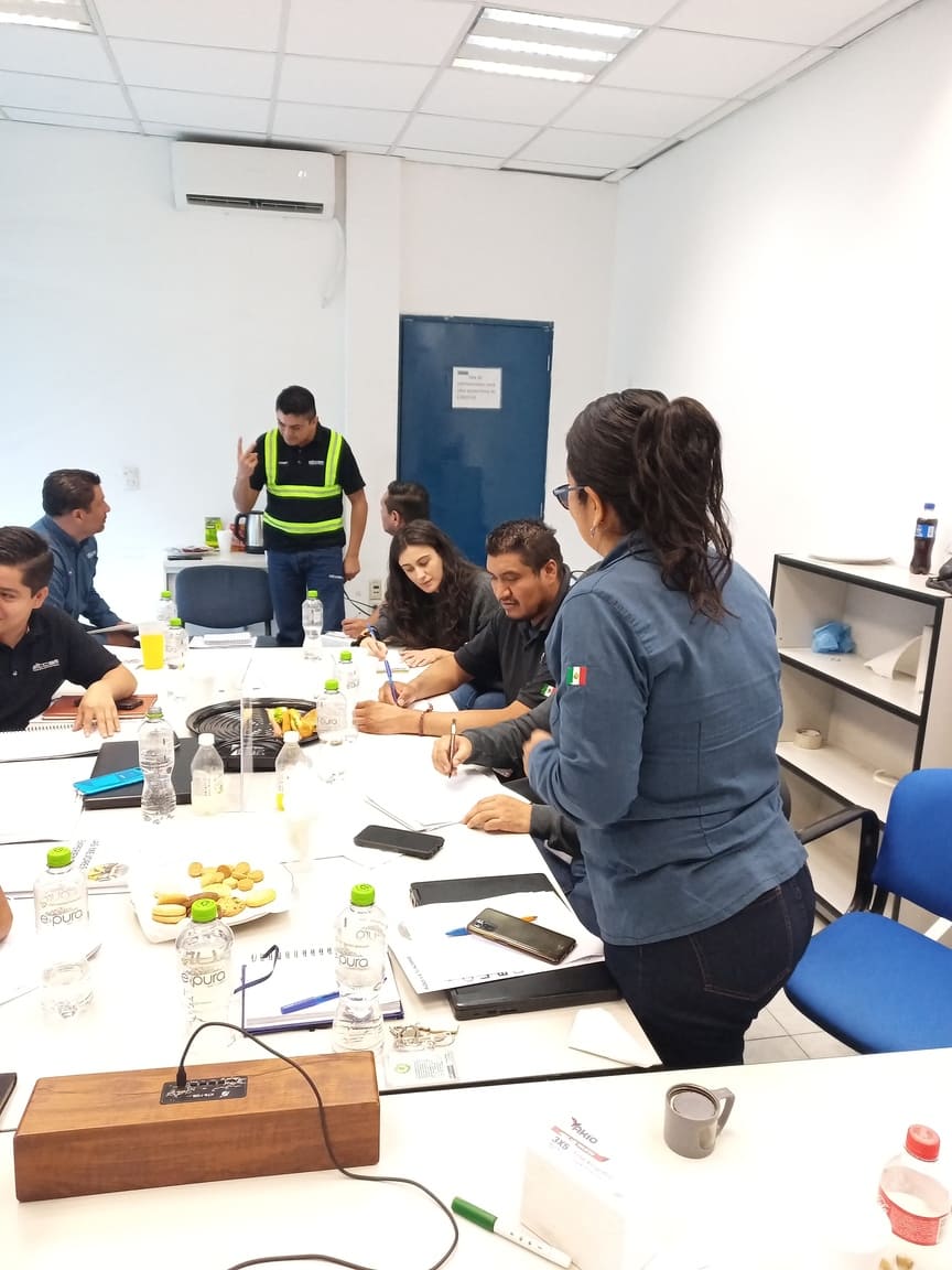 Colaboradores participando en dinámicas en una capacitación