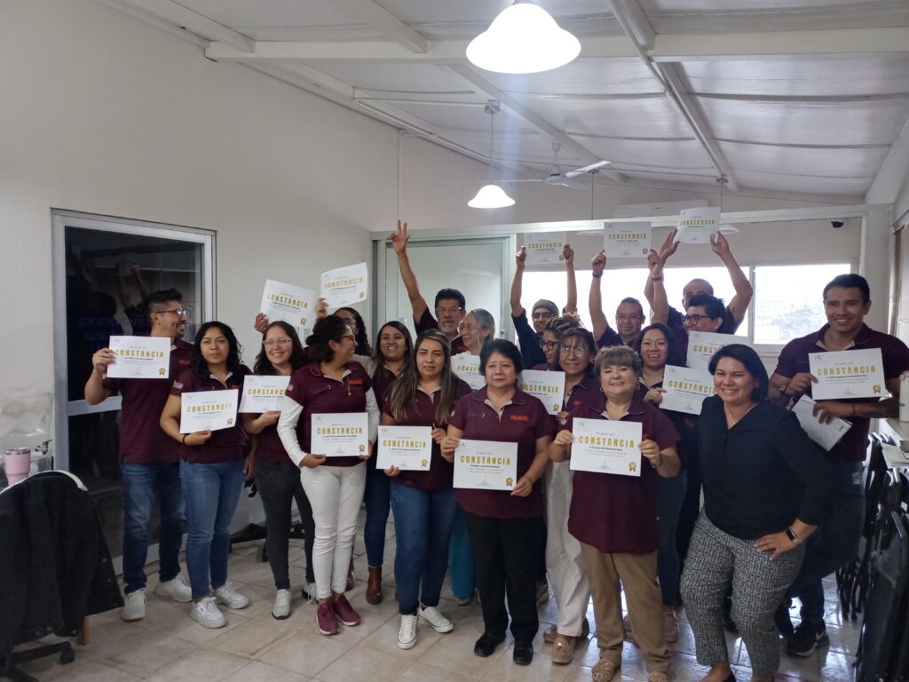 Colaboradores recibiendo su constancia despues de finalizar una capacitación
